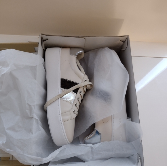 Michael Kors size 7 women's shoe - Picture 2 of 11